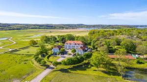 una vista aérea de una gran casa blanca en una colina en Tofta Herrgård en Lycke