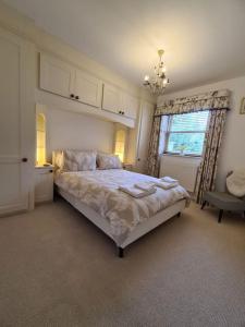 um quarto com uma cama grande e uma janela em Large Modern Victorian Apartment em Ventnor