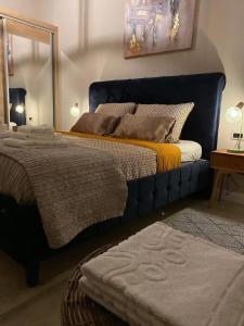 2 camas en un dormitorio con cabecero azul en Villa Stalla en Kastel Stari