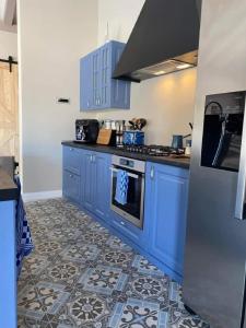cocina con armarios azules y fogones en Villa Stalla en Kastel Stari