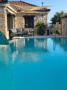 una gran piscina azul frente a una casa en Villa Stalla en Kastel Stari