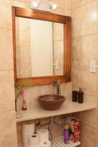 a bathroom with a sink and a mirror at DEPARTAMENTO CENTRICO in Dolores