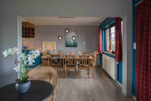 a dining room and kitchen with a table and chairs at Mon Coup de Coeur in Hotton