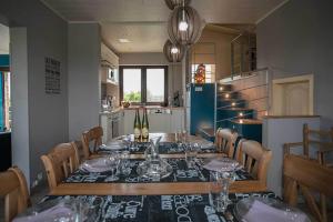 uma sala de jantar com uma mesa com copos de vinho em Mon Coup de Coeur em Hotton