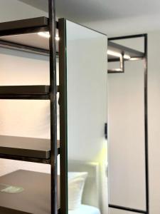 フリーゼンハイムにあるHotel Ochsenの鏡付きの部屋の二段ベッド1台分です。