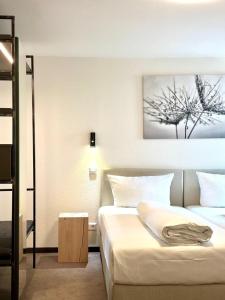 フリーゼンハイムにあるHotel Ochsenのベッド2台が備わる客室で、壁に絵が描かれています。