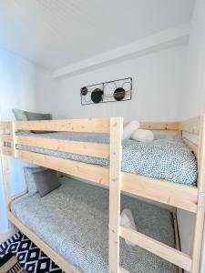 - un lit superposé avec des lunettes de soleil dans l'établissement Cozy apartment with Pool, à Torremolinos