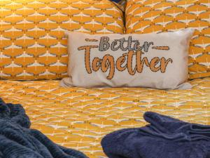 Una almohada con las palabras mejor juntas en una cama en Bevy en Harpham