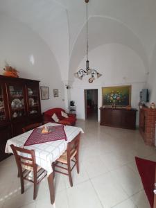 sala de estar con mesa y sofá en Da Nonna Lucia, en Roccaforzata