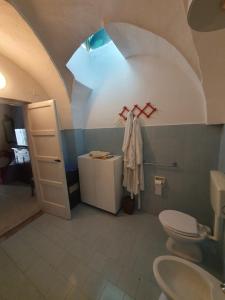 Baño en el ático con aseo y lavamanos en Da Nonna Lucia, en Roccaforzata