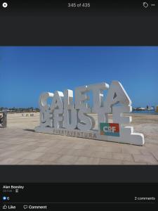 una señal que dice cala bluffs en una playa en Mi casa su casa, en Caleta de Fuste