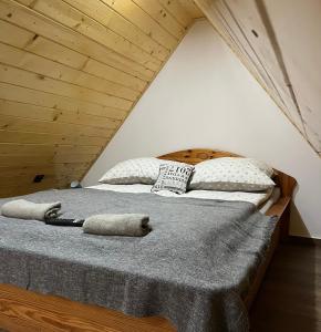 2 bedden in een kamer met houten plafonds bij Domek w Chmurach II in Kicznia