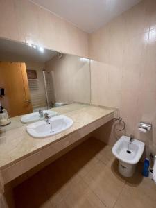 Un baño con dos lavabos y un inodoro. en Mi casa su casa, en Caleta de Fuste