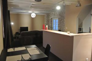 a bar in a room with a table and chairs at Gite de Charme in Villeneuve-sur-Auvers