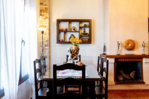 comedor con mesa y chimenea en vll Vivienda rural a las puertas de Doñana, en Villamanrique de la Condesa