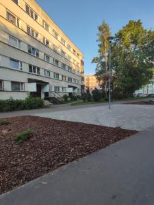 an empty sidewalk next to a apartment building at Estonia pst 26 in Kohtla-Järve
