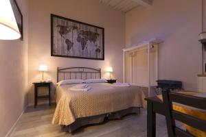 グレーヴェ・イン・キアンティにあるMontechiari In Chiantiのベッドルーム1室(ベッド1台、ランプ2つ、テーブル2台付)
