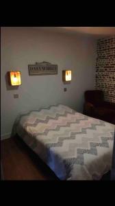 1 dormitorio con 1 cama y un cartel en la pared en Chez Vincent et Myriam gîte de charme, en Aussonne