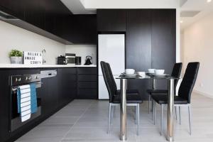 Küche/Küchenzeile in der Unterkunft Luxury 2 bed short walk Sydney Convention Centre
