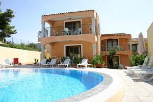 Bazén v ubytování Residenza Pierre et Vacances Badus nebo v jeho okolí