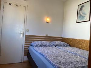 - une chambre avec un lit et une couette bleue dans l'établissement Apartmani Dekovic Materada, à Poreč