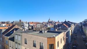 une vue aérienne sur une rue de la ville avec des bâtiments dans l'établissement BOHO studio Center of Antwerp, à Anvers