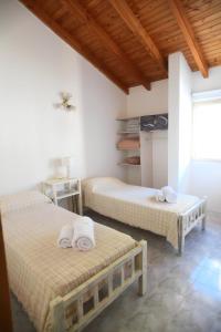 a room with two beds with towels on them at La Casa de Alicia in Tupungato