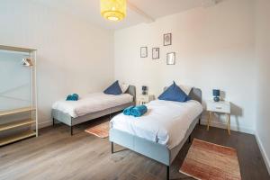 1 dormitorio con 2 camas y espejo en Le Solarium - Terrasse - Climatisation en Narbonne