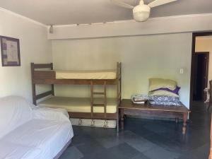 ein Schlafzimmer mit zwei Etagenbetten und einem Bett in der Unterkunft Lu in Itu