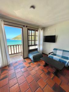 sala de estar con sofá y vistas al océano en Orlanova Hotel, en Arraial do Cabo
