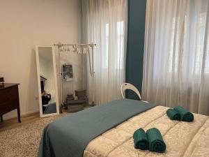 een slaapkamer met een bed en een spiegel en een persoon die een foto neemt bij Interno 4 - Luxury Holiday Rome in Rome