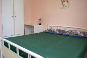 A bed or beds in a room at Casa x5 con barbecue LL09 a San Foca Még 3 kép