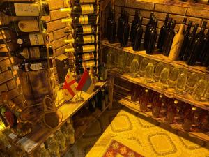 un magasin rempli de bouteilles et de verres dans l'établissement GUEST HOUSE OCEAN FORCE, à Batoumi