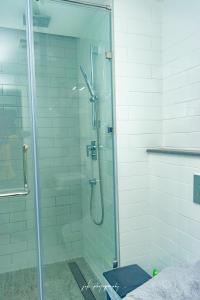 um chuveiro com uma porta de vidro na casa de banho em Luxury 2 Bedroom Apartment with Huge Balcony , Pool, Gym at Tribute House em Acra