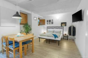 uma sala de estar com uma cama e uma mesa em Monolocali di Cà Selvetta Holiday Houses em Morbegno