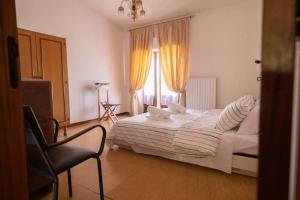 een slaapkamer met een groot wit bed en een raam bij B&B Casa Gioconda in Monte Vidon Combatte