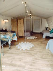 Cette chambre comprend une tente avec une table et un tapis. dans l'établissement Analaya, à Vias