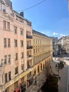 vista su una strada della città con edifici di Brand New Apartment #Hollán#3BEDR#2BATHR#FREEPARKING a Budapest