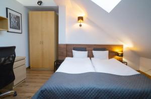 Un pat sau paturi într-o cameră la Warsaw Apartments - Apartamenty Wilanów