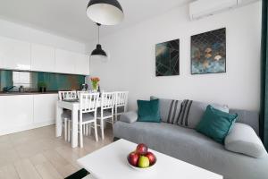 una sala de estar con un sofá y una mesa en Easy Rent- Metropolitan 75 Hala Globus, 24h Check-in, Zana, en Lublin