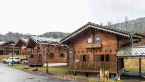 a log cabin with a car parked in front of it at Bois de Champelle - 14 - Chalet cosy - 6 pers in Morillon