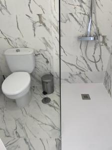 Um banheiro em Apartamentos Dulcemar Frente al Mar con zona SPA