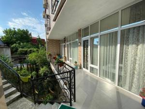 un balcone vuoto di una casa con finestre di GUEST HOUSE OCEAN FORCE a Batumi