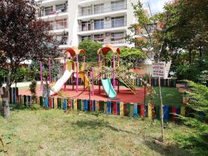 un parque infantil con tobogán en Apartment Daisy Grand Kamelia en Sunny Beach