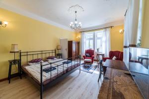 プラハにあるHistoric Villa Apartmentsのベッドルーム1室(ベッド1台付)、リビングルームが備わります。
