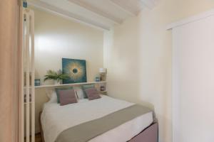 A bed or beds in a room at iFlat The Heart of Monti