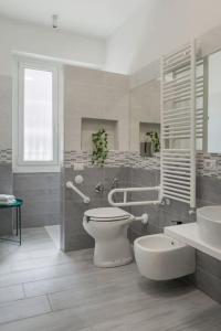 La salle de bains est pourvue de toilettes, d'une baignoire et d'un lavabo. dans l'établissement CA' LUCIA - Affitti Brevi Italia, à Milan