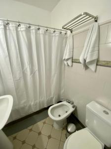 ブエノスアイレスにあるBeautiful apartment in Palermoの白いバスルーム(トイレ、シンク付)