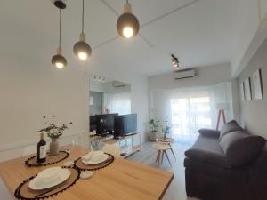 - un salon avec une table et un canapé dans l'établissement Beautiful apartment in Palermo, à Buenos Aires