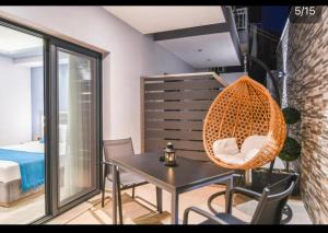 a room with a table and chairs and a swing at Oasis in Sarti